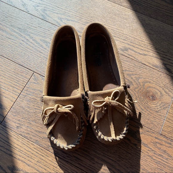 Minnetonka moccasins/flats/loafer size 6 brown suede leather - Picture 2 of 12